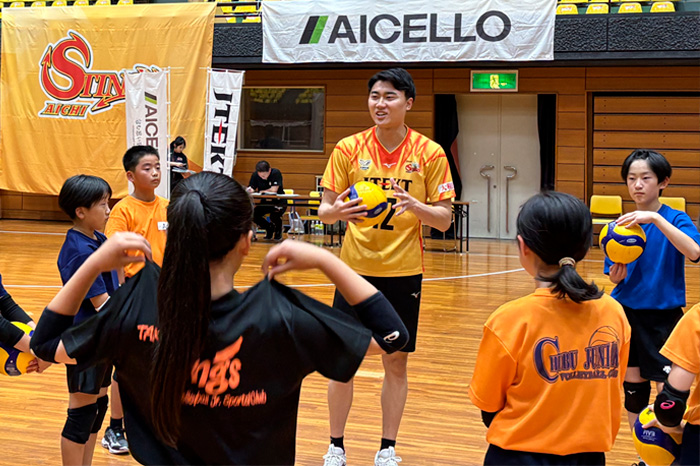 ジェイテクト選手が基本技伝受　小学生バレーボール教室