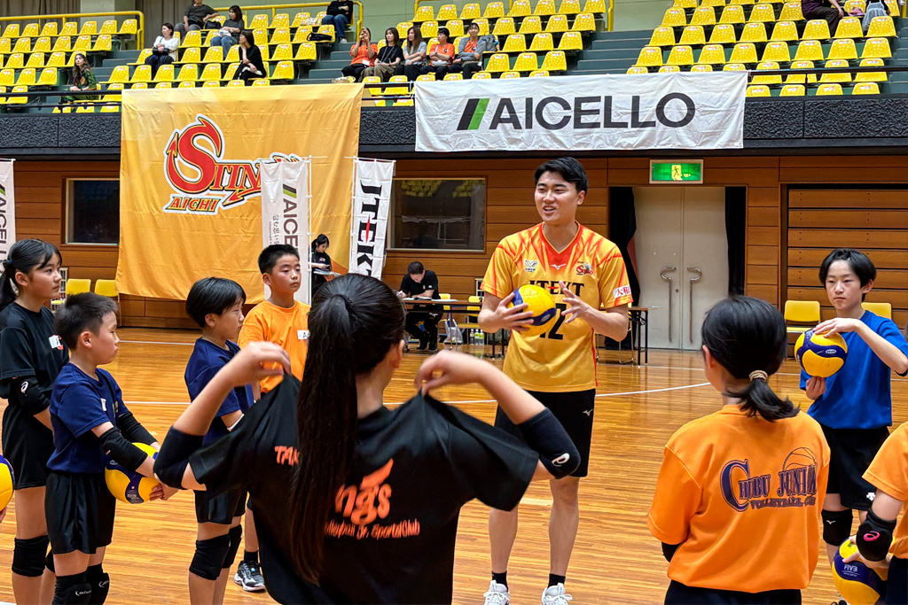 ジェイテクト選手が基本技伝受　小学生バレーボール教室