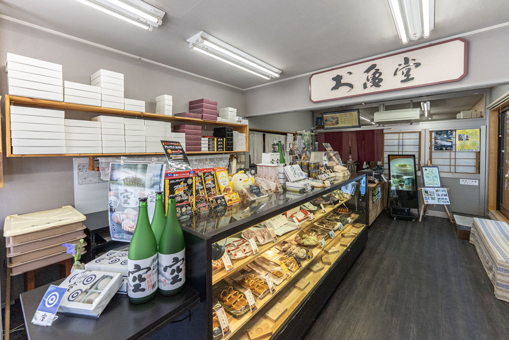 お亀堂　本店　店舗内観