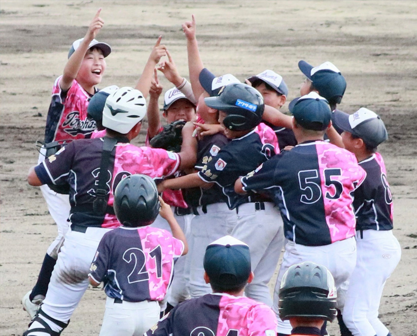 優勝を決め、グラウンドで喜びを爆発させる豊橋ユニオンズの選手たち