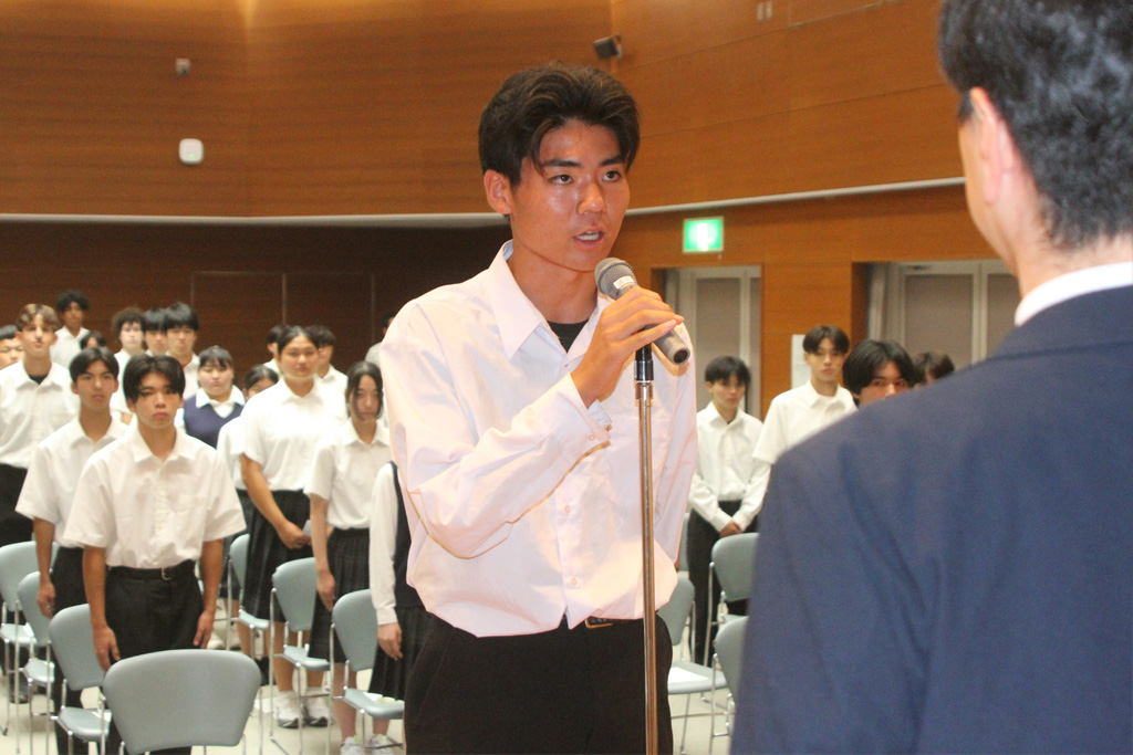 選手を代表して決意を述べる山口獅恩君