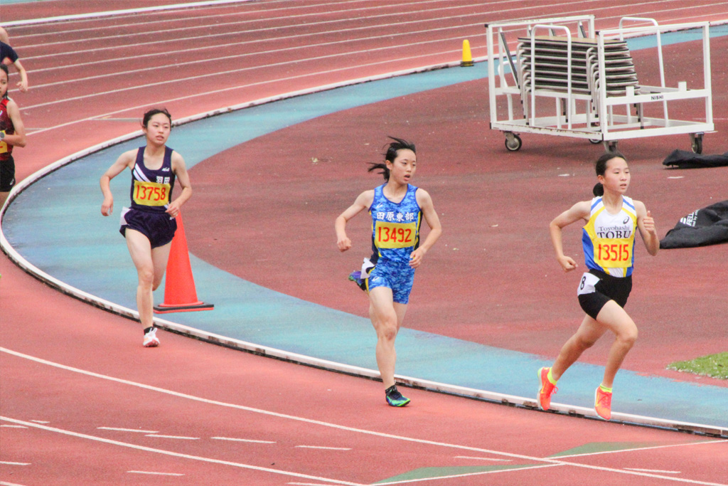 女子800mの福澤さん(右)と羽田野さん(左)=東三河通信陸上より