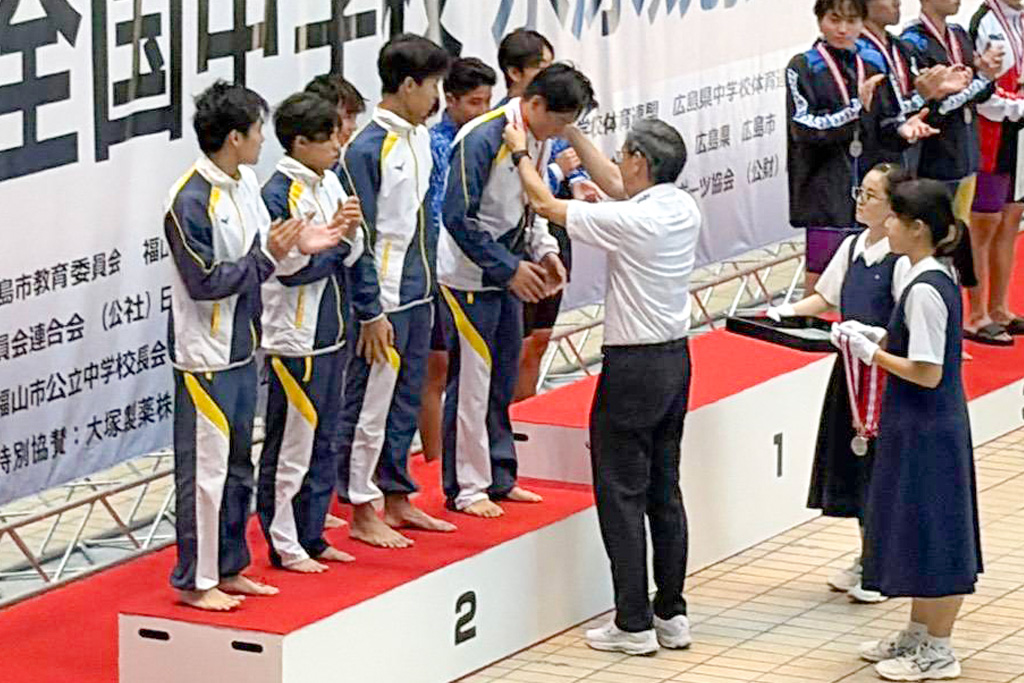 表彰を受けるリレーメンバー