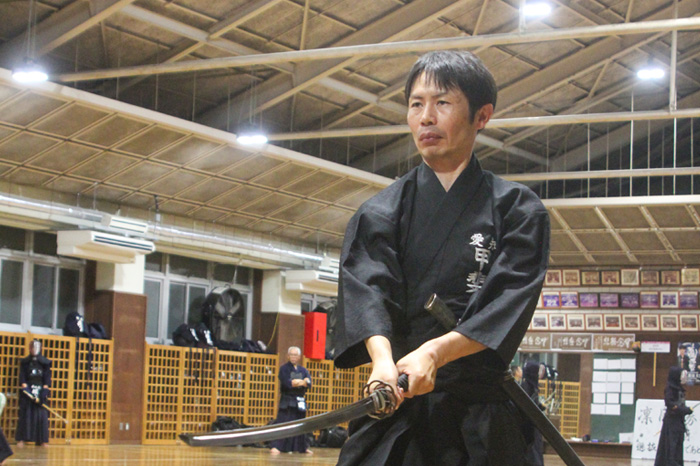 精神を集中させて架空の相手と対峙する甲斐幹渉さん