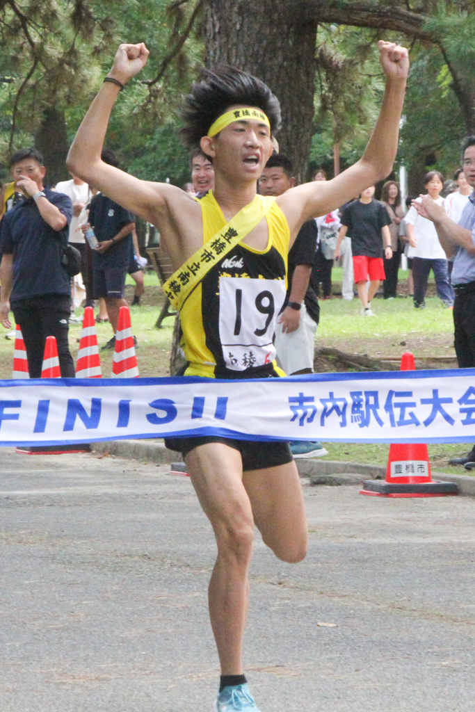 フィニッシュする南稜のアンカー花木悠真君
