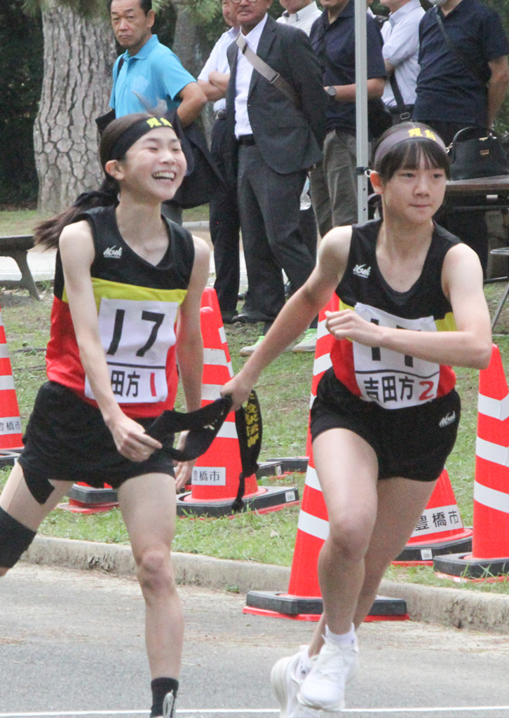 1区から2区へトップでたすきをつなぐ吉田方女子