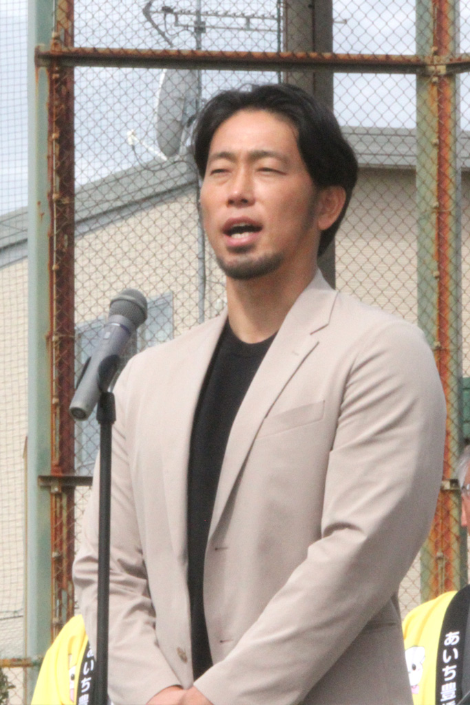 開会式で選手たちに「夢を追い続ければ道は拓ける」と語る元プロ野球選手の藤井淳志さん＝東田球場で