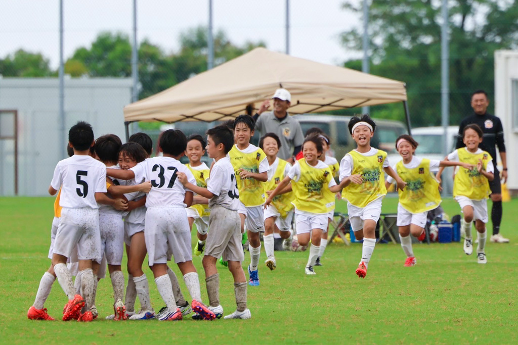 勝利に喜ぶ選手たち